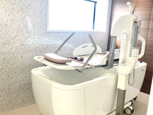 モダンな設備の浴室