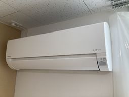 白いエアコン