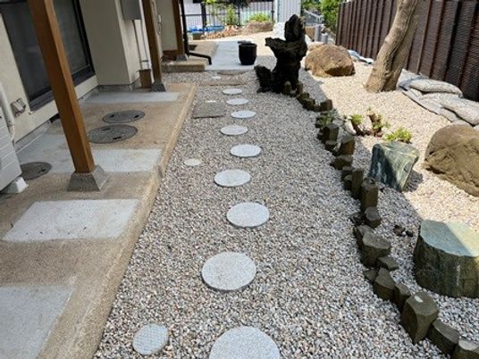 石畳のある中庭  