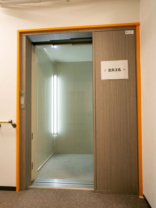 定員表示のエレベーター