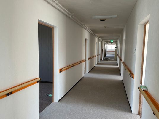 手すり付きの廊下  