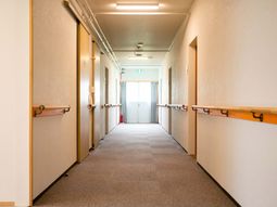 手すりのある廊下
