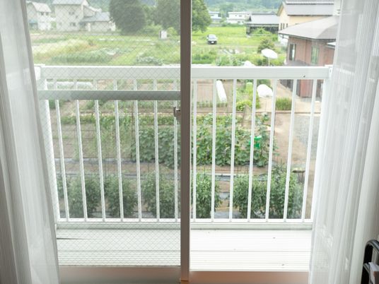 緑と町並みが見えるバルコニー