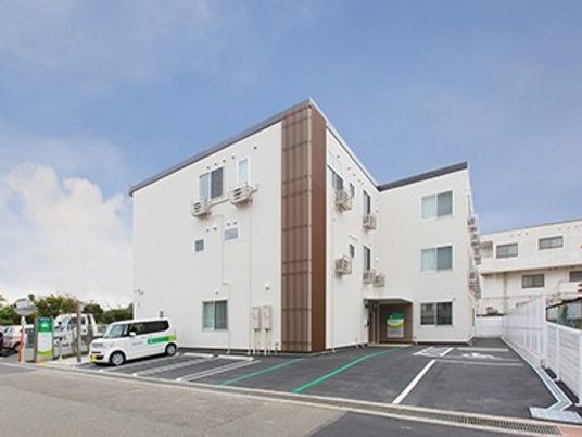 広々とした建物の外観