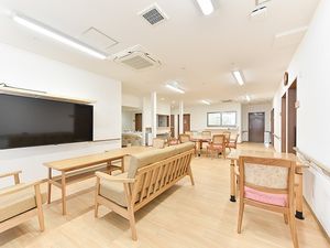 明るい共有リビング  