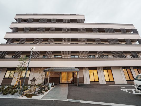 シックな外観の建物