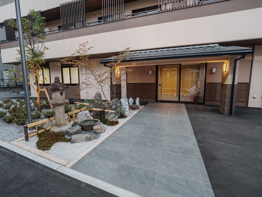 温かな玄関アプローチ
