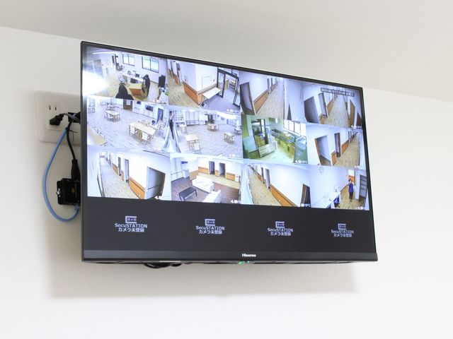 広々とした共有スペースの様子 テレビ 明るいスペースで、ご利用者様がそれぞれの時間を楽しめる場所となっています。