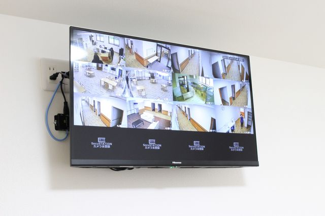 広々とした共有スペースの様子 テレビ 明るいスペースで、ご利用者様がそれぞれの時間を楽しめる場所となっています。