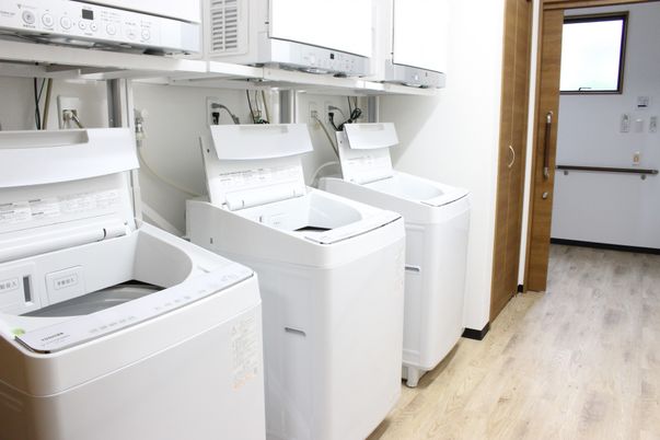 明るいコインランドリー