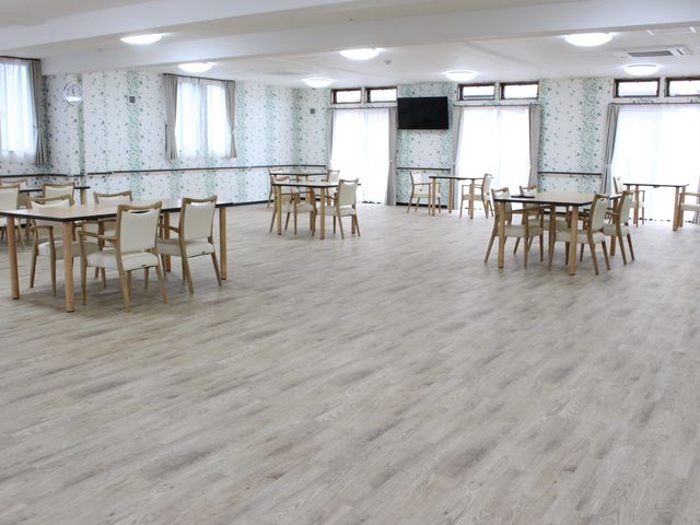 明るい広々とした部屋 ダイニングルーム 明るく広々とした空間が特徴で、自然光が優しく差し込みます。快適な環境で過ごせます。