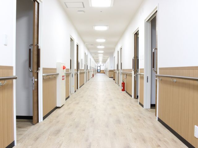 長い廊下 廊下 手すり付きの広々とした廊下です。安全で快適な移動が可能です。