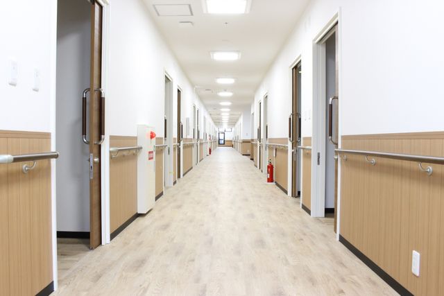 長い廊下 廊下 手すり付きの広々とした廊下です。安全で快適な移動が可能です。