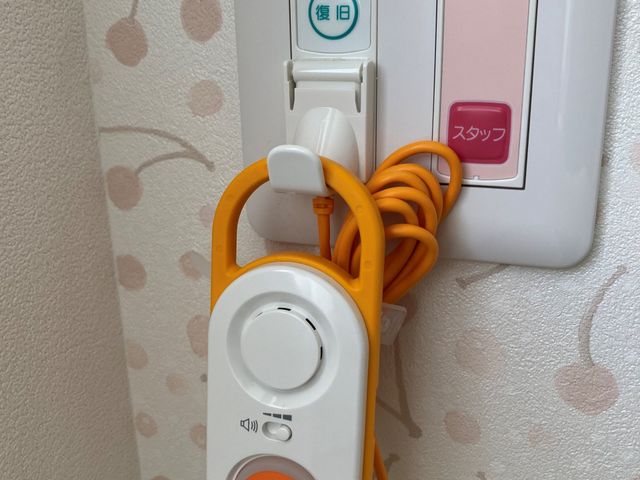 ベッドサイドの機器 スタッフイメージ 使い勝手の良い呼び出しボタンです。ボタンが大きく、ピンチの際に迅速な対応が可能です。