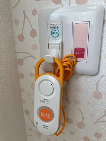 ベッドサイドの機器 スタッフイメージ 使い勝手の良い呼び出しボタンです。ボタンが大きく、ピンチの際に迅速な対応が可能です。