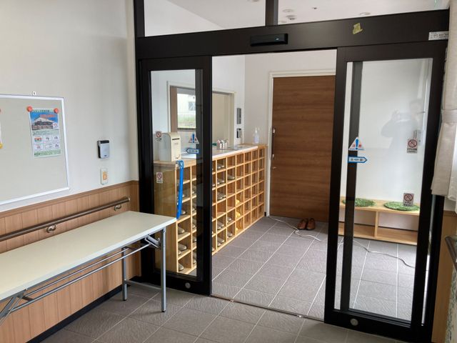 出入口のある空間 エントランス 広々としたエントランスは、自然光が差し込み、明るく快適な空間となっています。