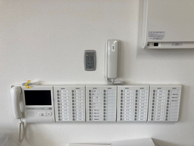 通話システム 内観 施設内の通話システムは、各部屋と連携しており、スムーズなコミュニケーションが可能です。