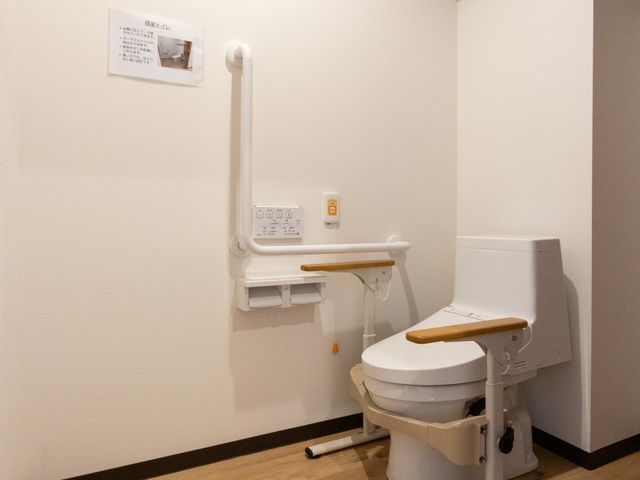 手すり付きトイレ トイレ 手すりが設置されたトイレです。安全に配慮されており、安心して利用できます。