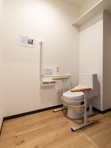 手すり付きトイレ トイレ 手すりが設置されたトイレです。安全に配慮されており、安心して利用できます。