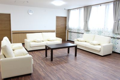 落ち着いた空間のラウンジ