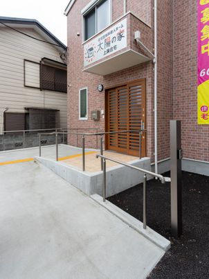 手すり付きの入口