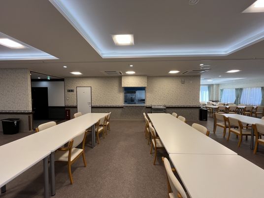 会議用の長机が並ぶ部屋