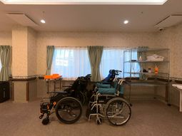 3台の車椅子が並ぶ室内