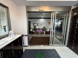 飾り付けのある玄関ホール