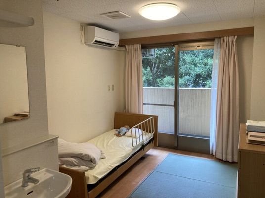 明るい居室のベッド  