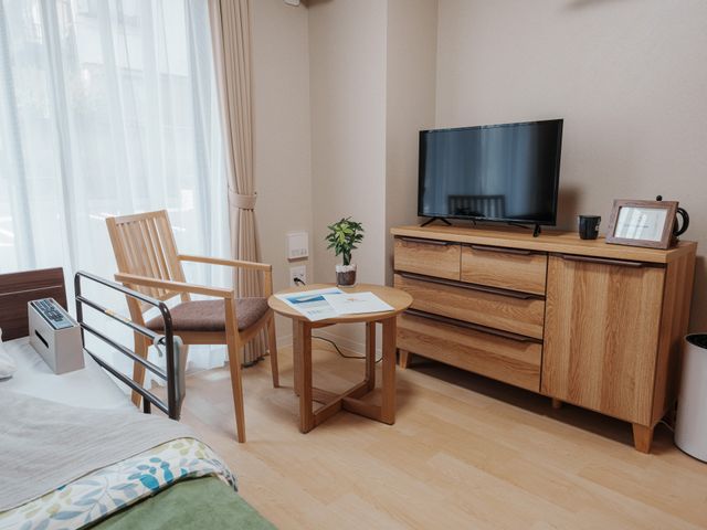 自然光が入る居室 居室 自然光が差し込む暖かみのある部屋で、くつろぎやすい雰囲気が広がっています。家具配置も工夫されています。