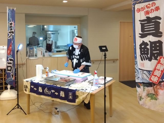 お魚をさばいてのお寿司イベントは大変好評でした。