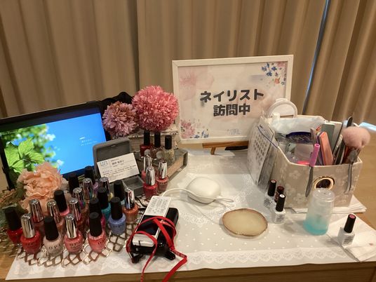 ネイルケア用具の並ぶ机