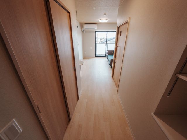 明るい木目調の居室 居室 自然光がたっぷり差し込む、広々とした木目調の居室です。落ち着いた雰囲気で快適に過ごせます。
