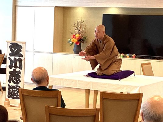 スタッフと住民の交流風景