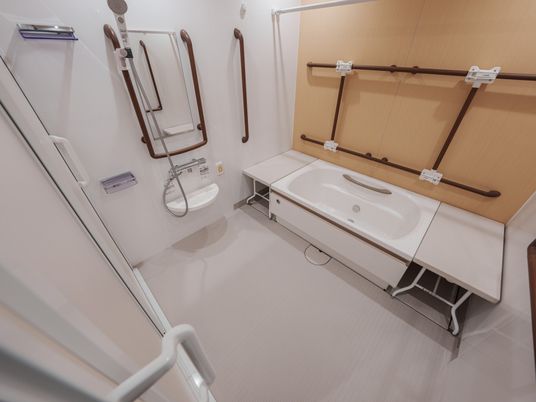 手すり付きの浴槽