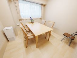 明るい窓のある室内