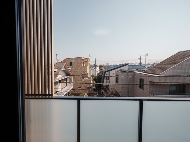 穏やかな街並みの眺望 バルコニー バルコニーからの眺めが良く、リラックスした時間を過ごせます。外の景色が一望できます。