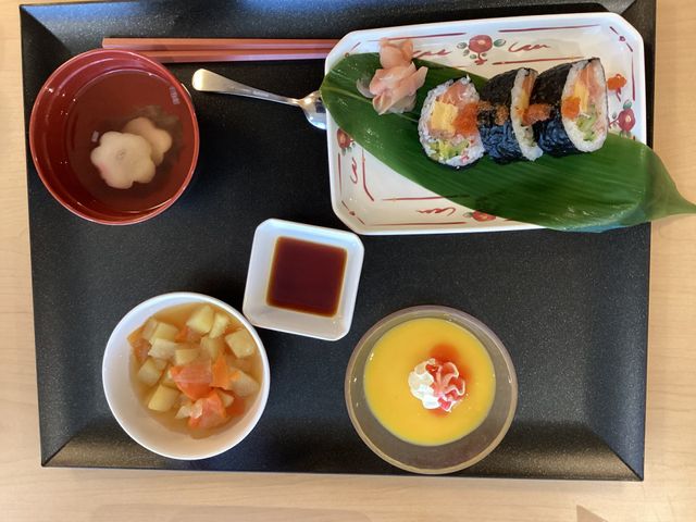 色とりどりの料理 料理 美しく盛り付けられた料理が楽しめます。目でも楽しめる色鮮やかな食事です。