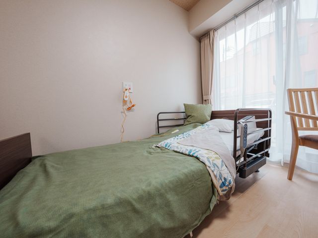 明るい居室 居室 自然光が差し込む、落ち着いた雰囲気の居室です。快適な環境で過ごせます。