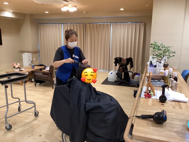 ヘアケアサービスの部屋 理美容室 自然光が優しく差し込む空間で、利用者のヘアケアを行っています。ゆったりとした雰囲気が魅力です。