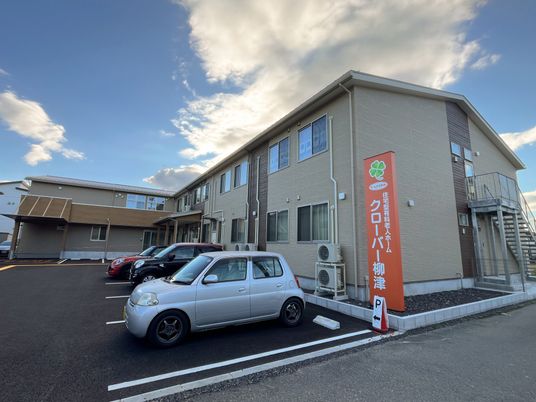 広々とした建物の外観