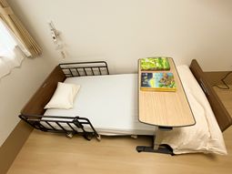 本が置かれたベッドの居室