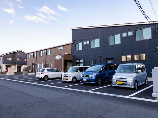 駐車場と外装の建物