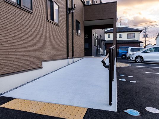駐車場とスロープの外観