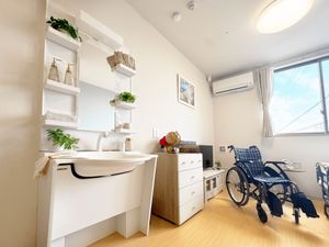 明るい洗面台のある居室