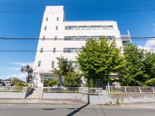 白い建物の外観