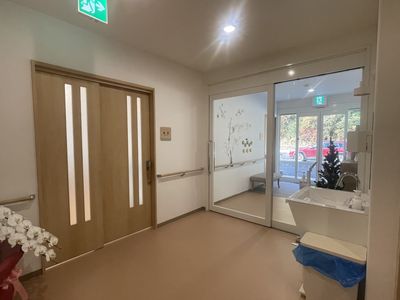 広い廊下と扉