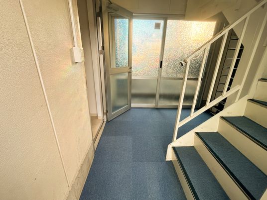 階段と出入口の廊下