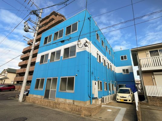 青い建物の外観