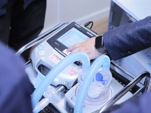 医療機器を操作する手元  